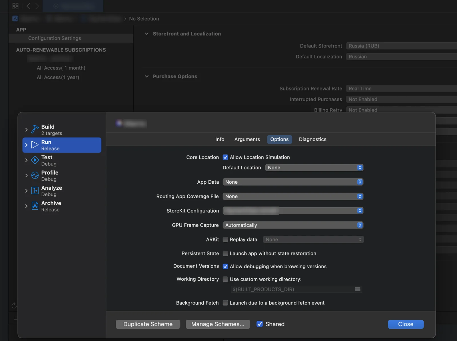 Xcode: слева файл StoreKit Configuration с подписками на месяц и на год, поверх окно схемы Run → Options, где в поле StoreKit Configuration выбран этот файл