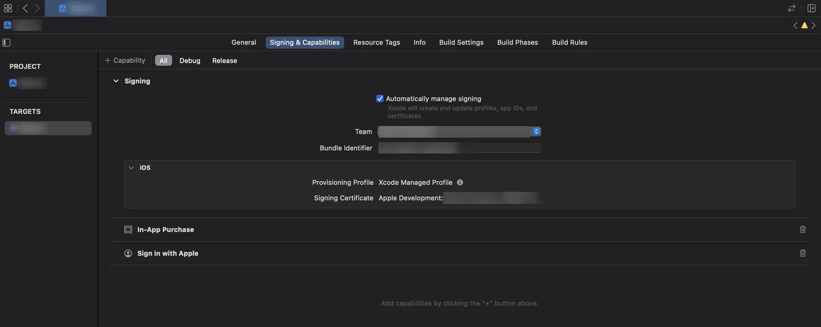 Xcode, вкладка Signing & Capabilities одного из наших проектов: включено автоматическое управление подписью, выбрана команда, задан Bundle ID, добавлены возможности In-App Purchase и Sign in with Apple